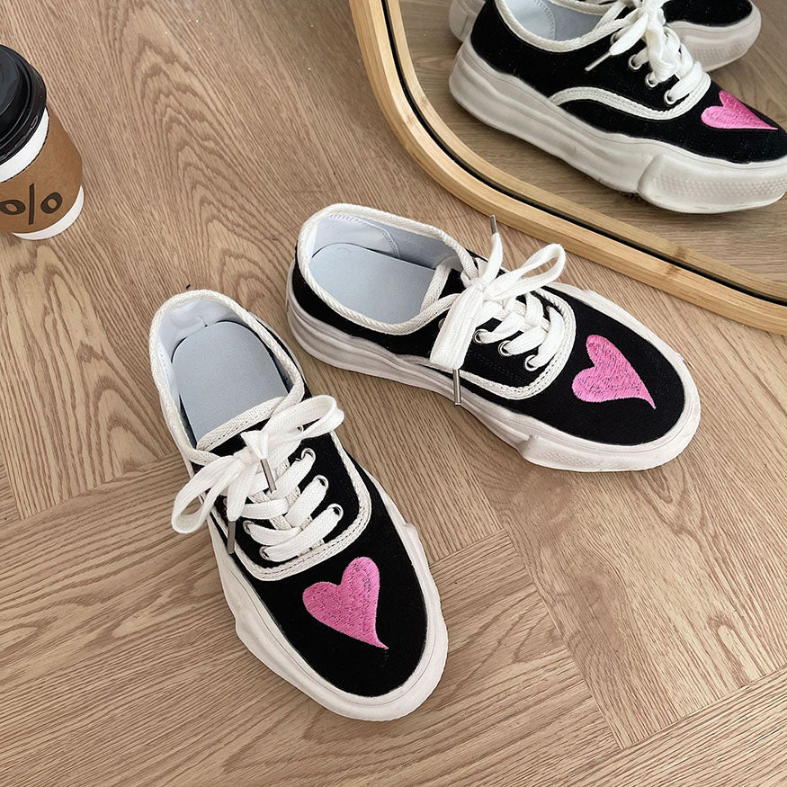 Oluolin Heart Pattern Embroidered Canvas Sneakers