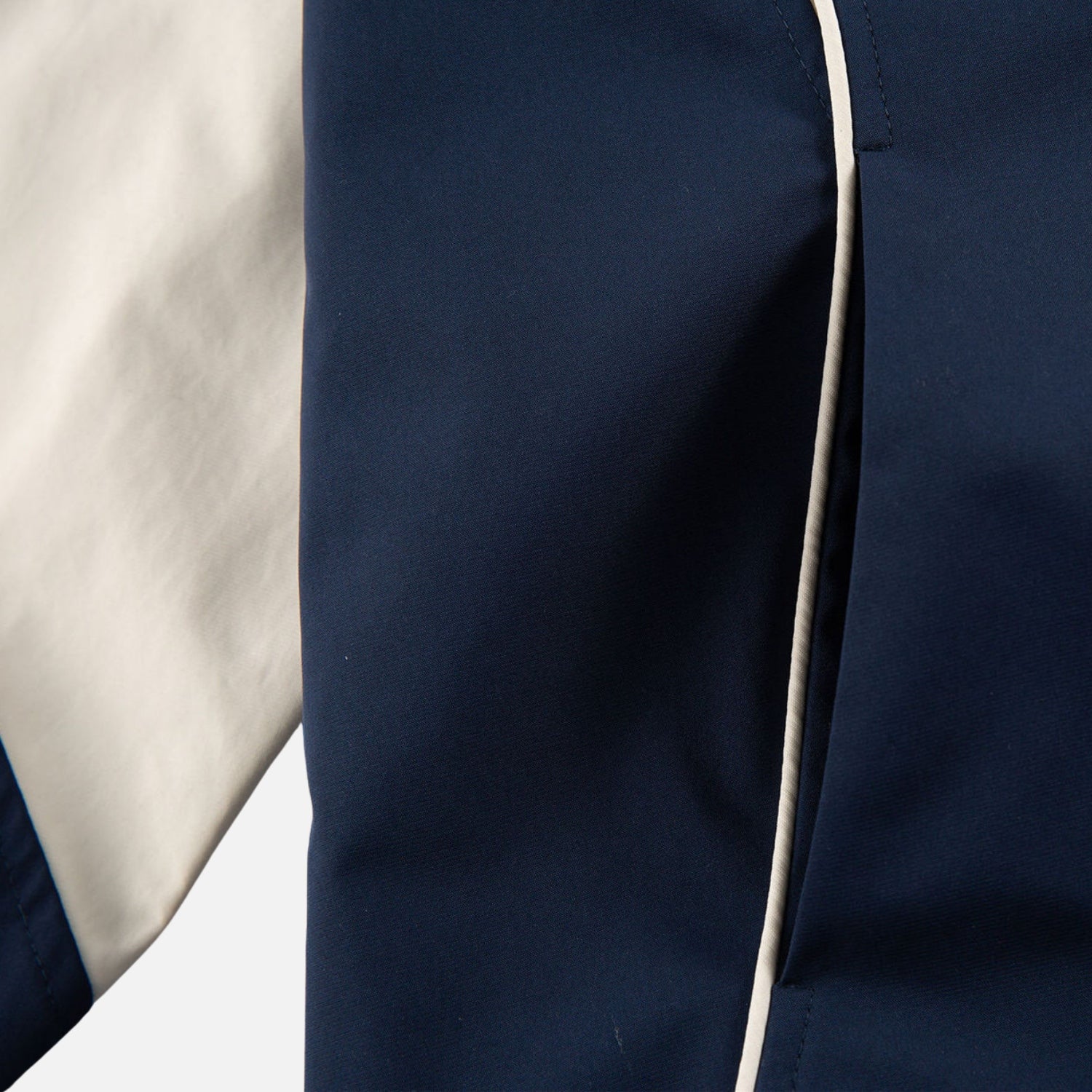 Chaqueta deportiva vintage a rayas con cuello alto