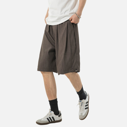 Pantaloncini su misura con vestibilità pulita e a pieghe