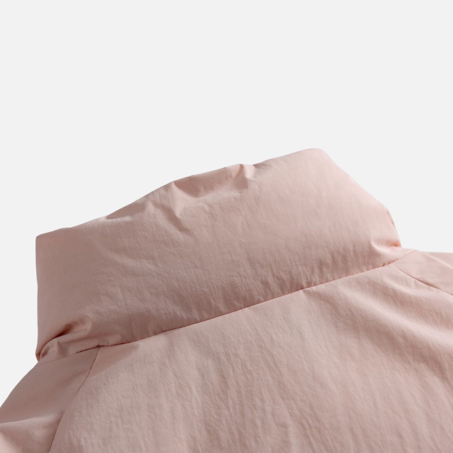 Chaqueta acolchada minimalista con cuello alto