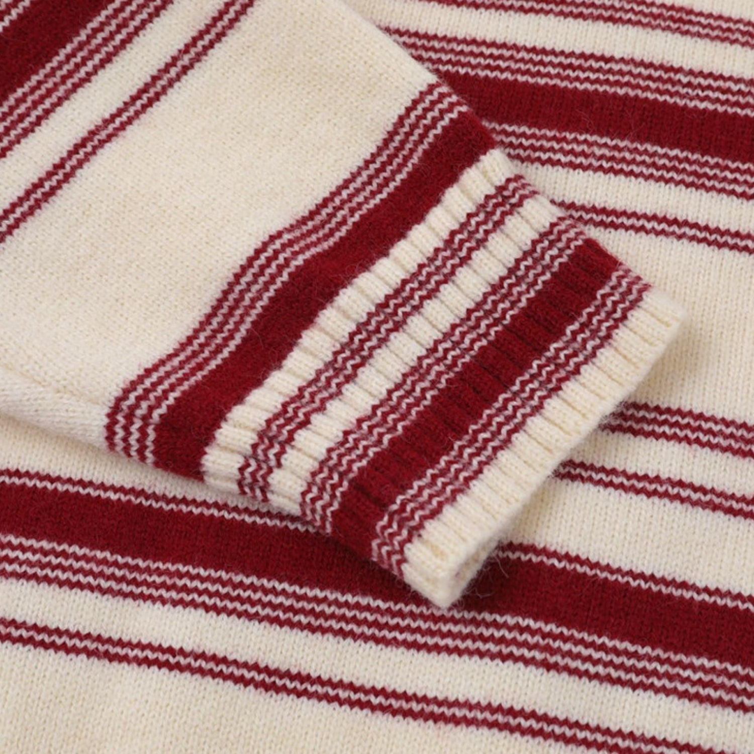 Suéter polo de rayas estilo universitario