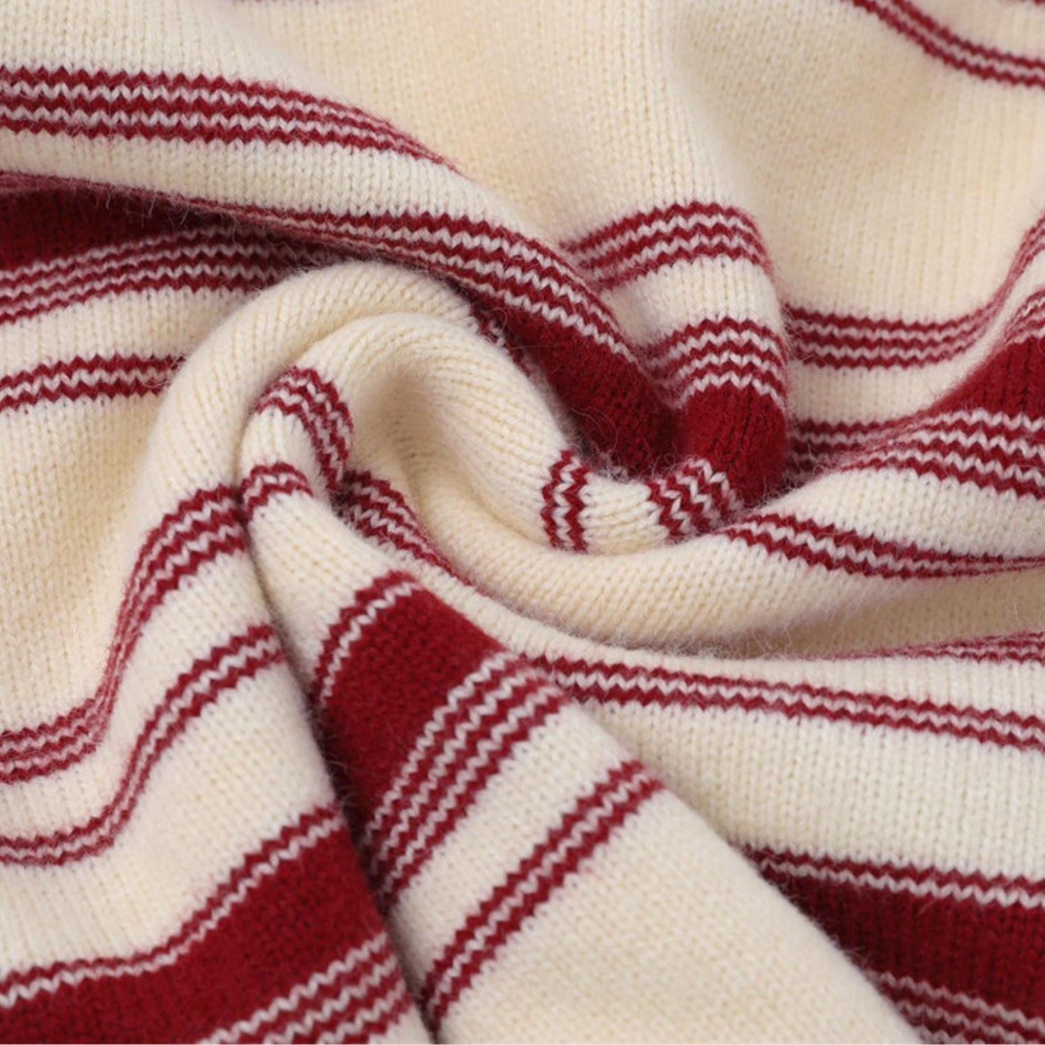 Suéter polo de rayas estilo universitario