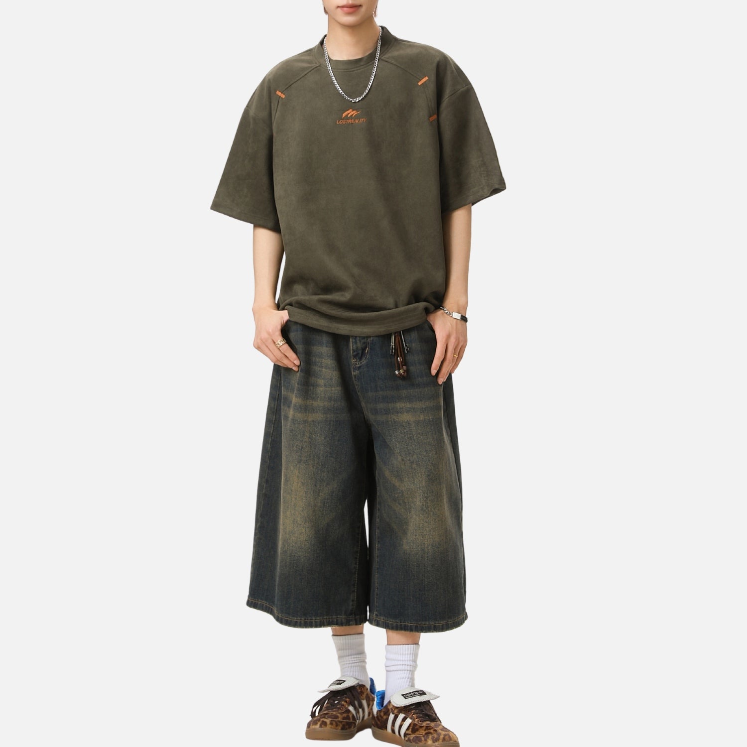 Strukturiertes, farblich abgesetztes, besticktes T-Shirt