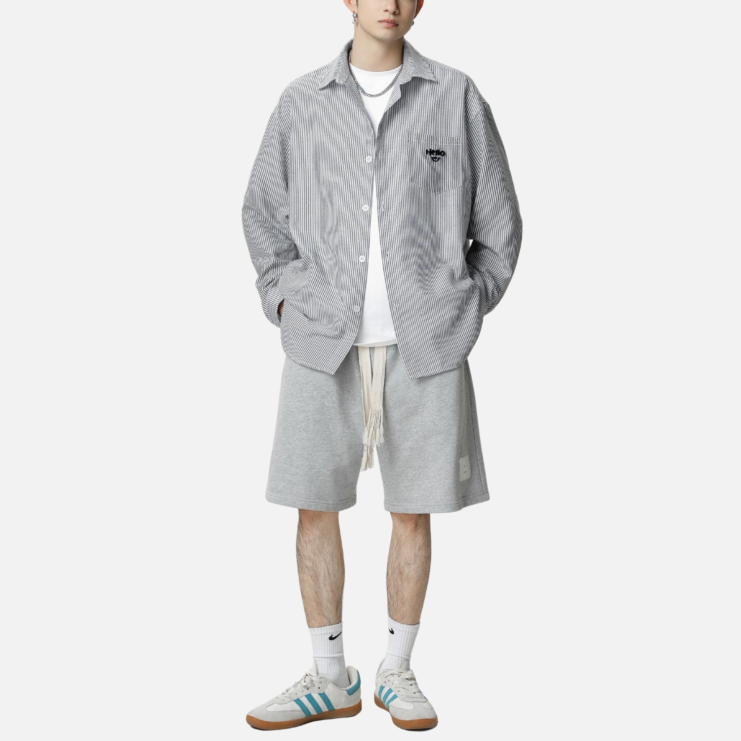 Gestreiftes Hemd mit bestickter Tasche