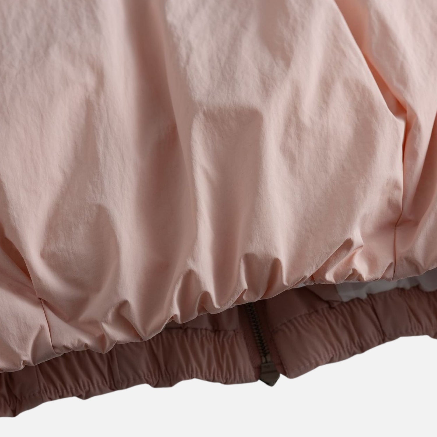 Chaqueta acolchada minimalista con cuello alto