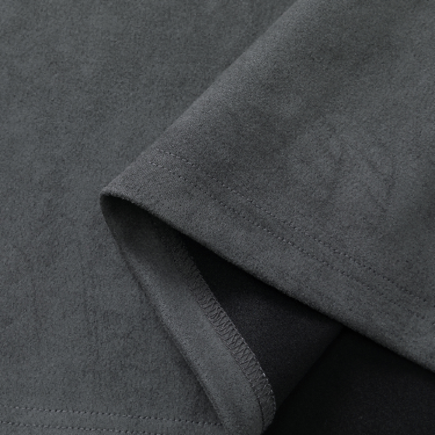 Strukturiertes, farblich abgesetztes, besticktes T-Shirt