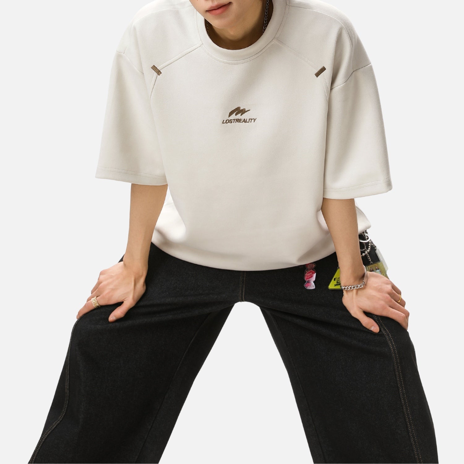 Strukturiertes, farblich abgesetztes, besticktes T-Shirt