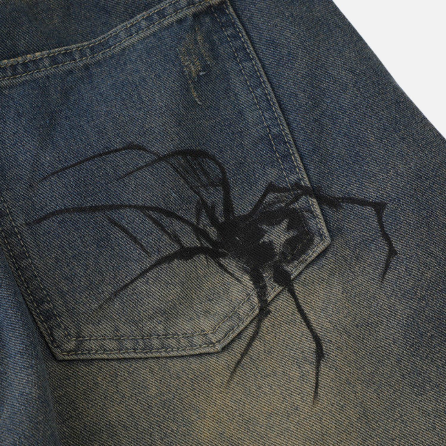 Pantaloncini in denim lavato con stampa di ragno