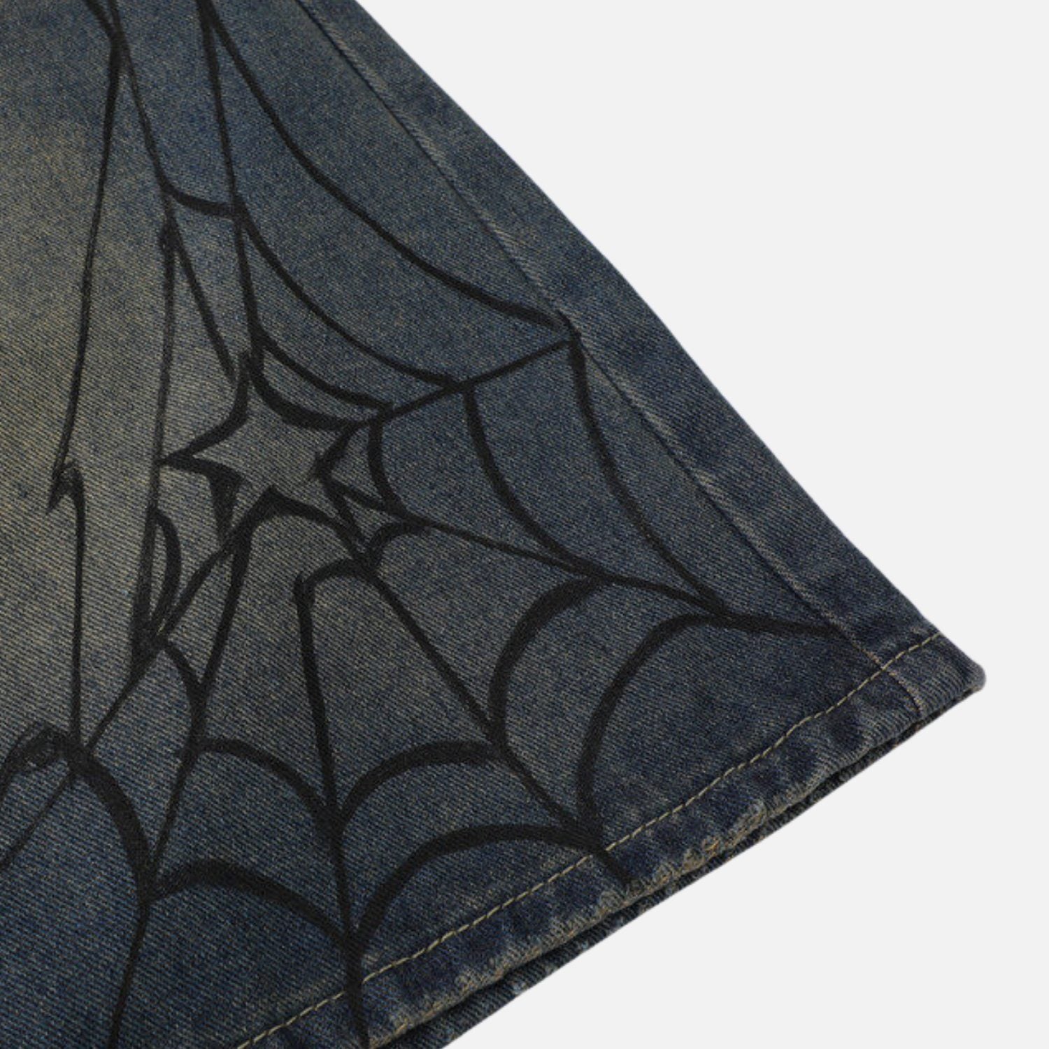 Pantaloncini in denim lavato con stampa di ragno