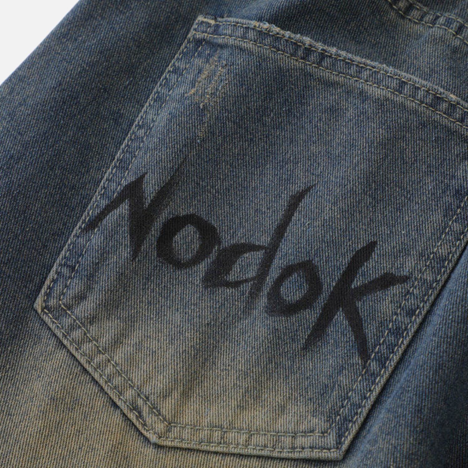 Pantaloncini in denim lavato con stampa di ragno