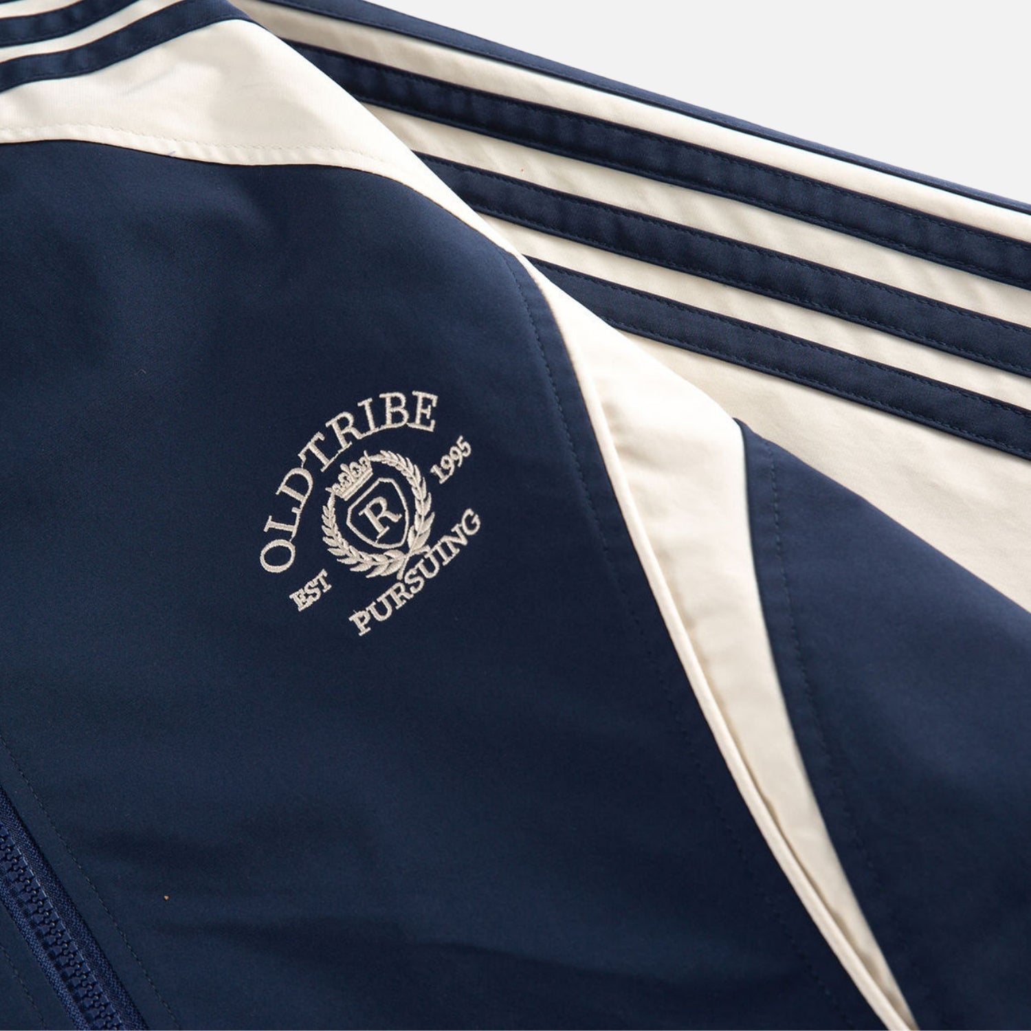 Vintage-Trainingsjacke mit Streifen und Stehkragen