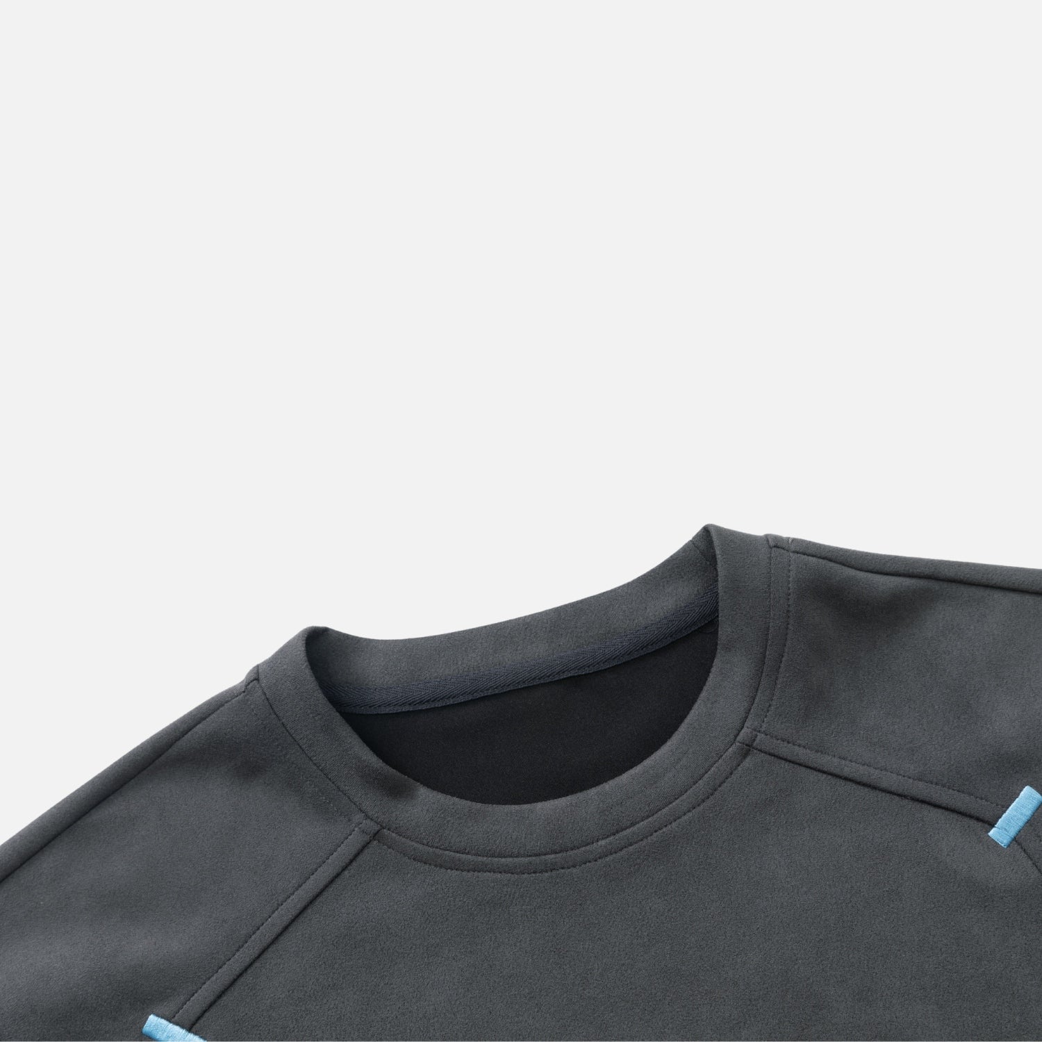 Strukturiertes, farblich abgesetztes, besticktes T-Shirt