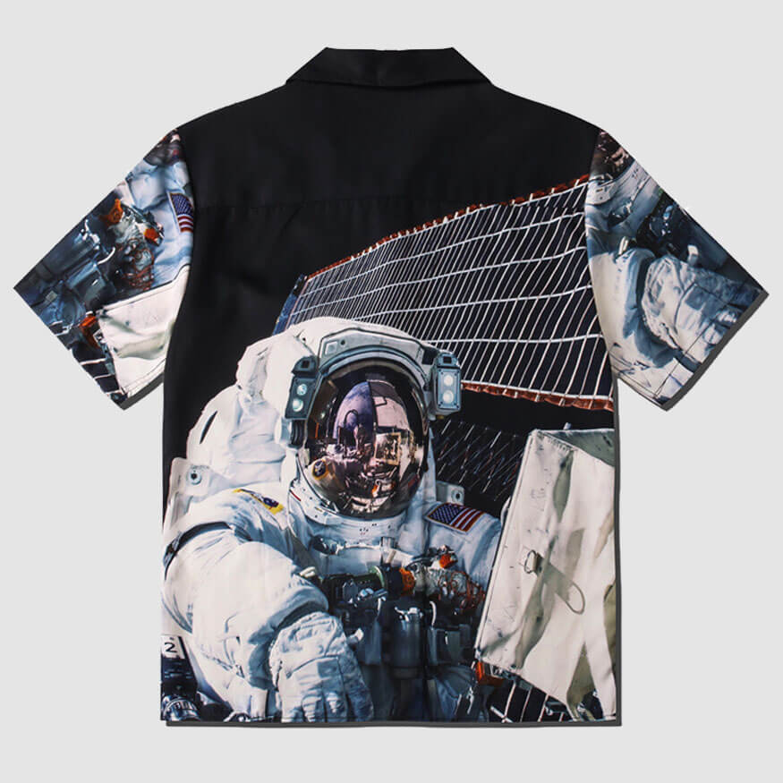 Camisa de verano estampada por astronauta