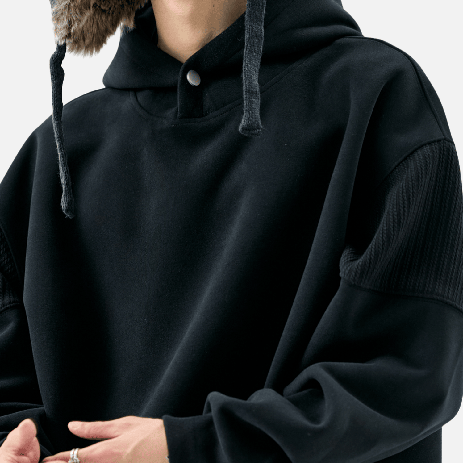 Sudadera minimalista con bolsillo