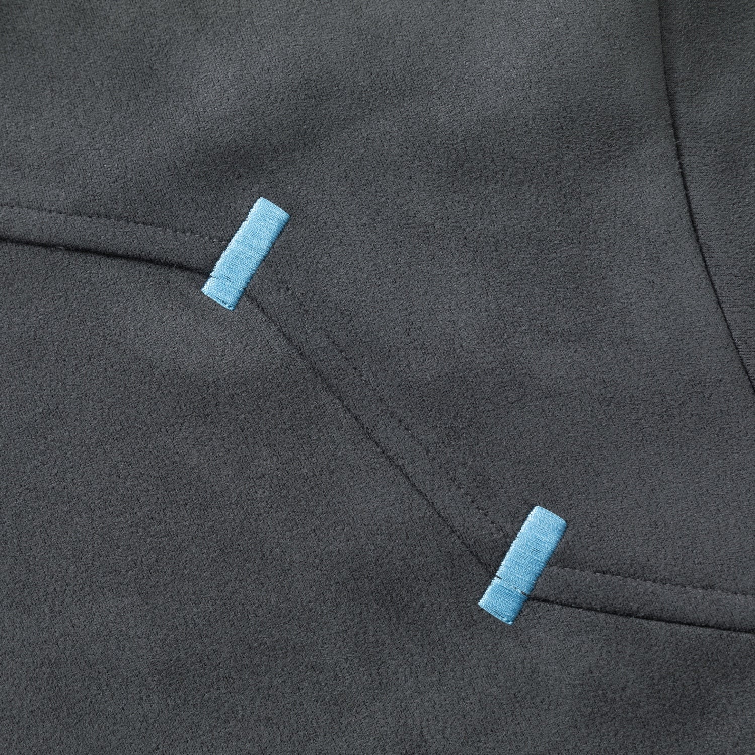 Strukturiertes, farblich abgesetztes, besticktes T-Shirt