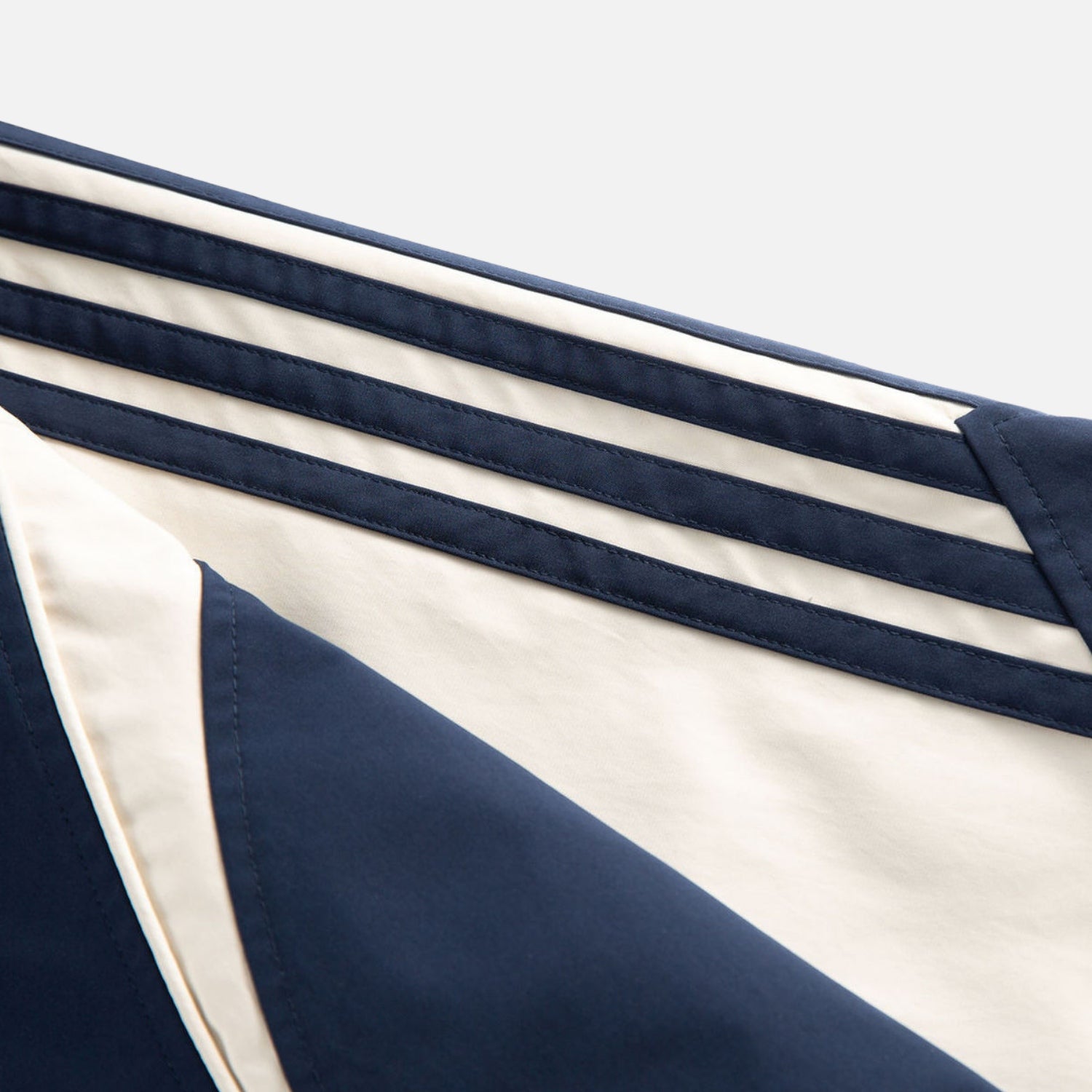 Chaqueta deportiva vintage a rayas con cuello alto