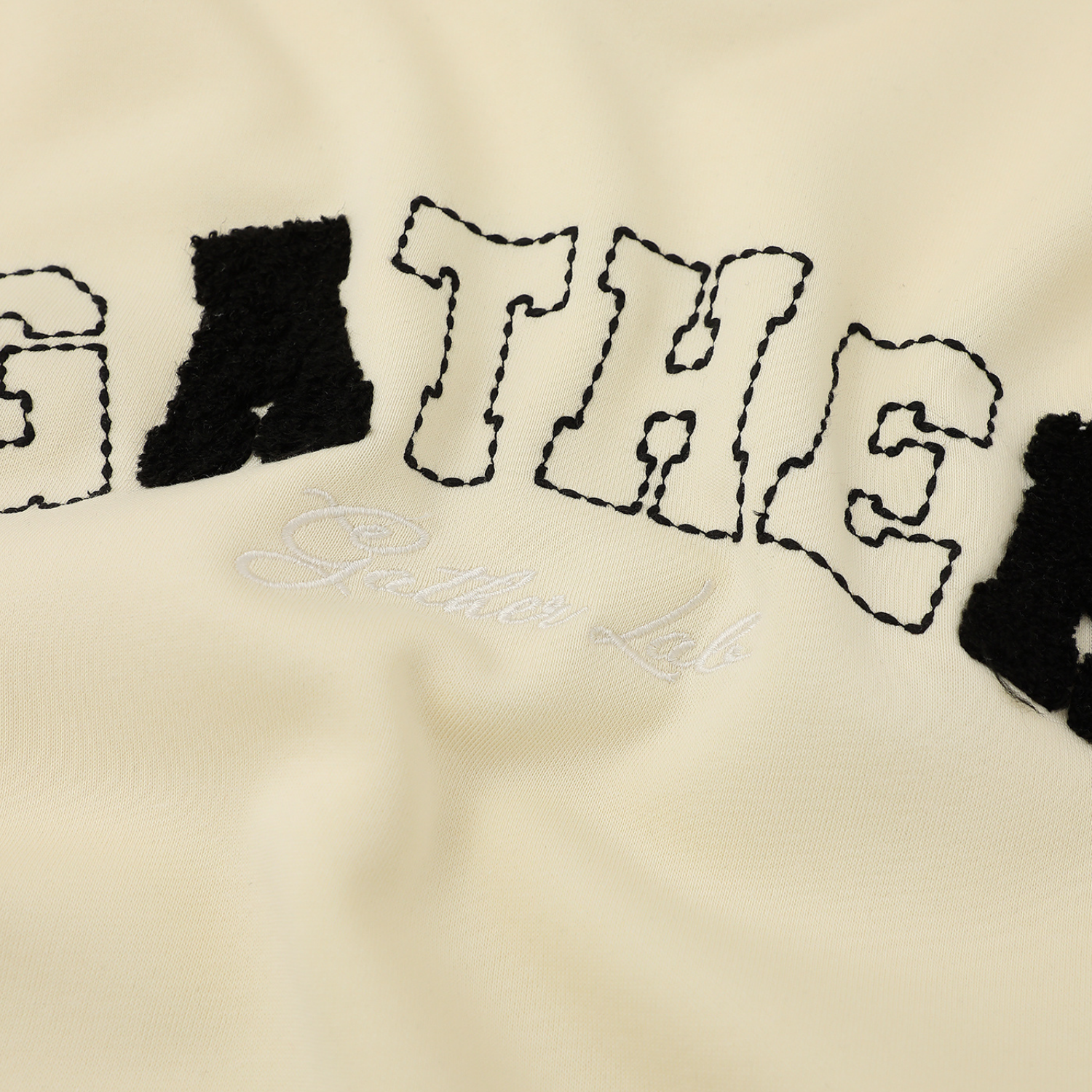 Kapuzenpullover mit besticktem Buchstaben