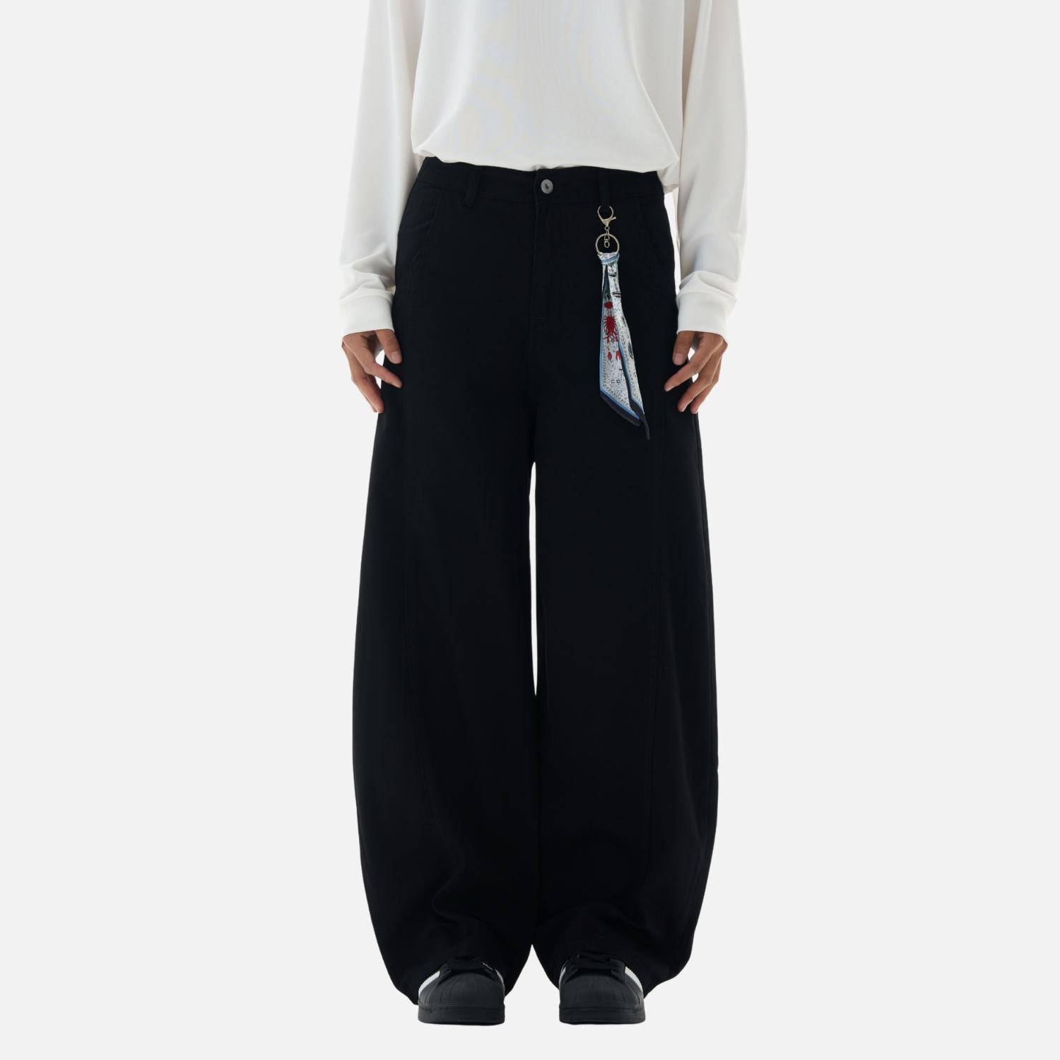 Anhängerdetail, schräge Cargohose, Baggy-Hose