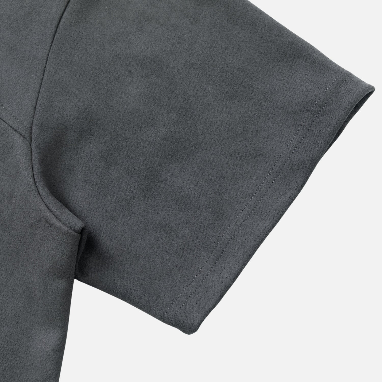 Strukturiertes, farblich abgesetztes, besticktes T-Shirt