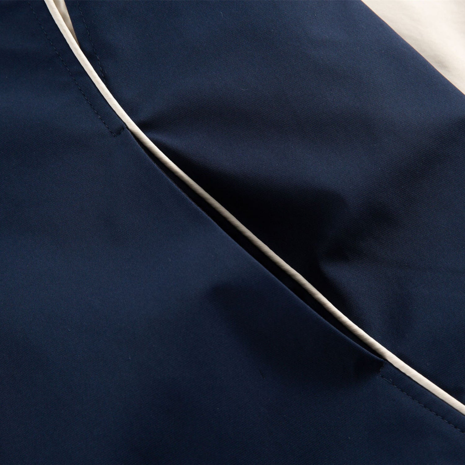 Chaqueta deportiva vintage a rayas con cuello alto