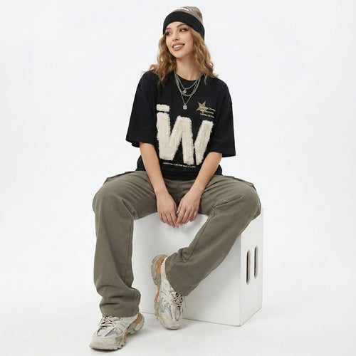 Camiseta con letras bordadas