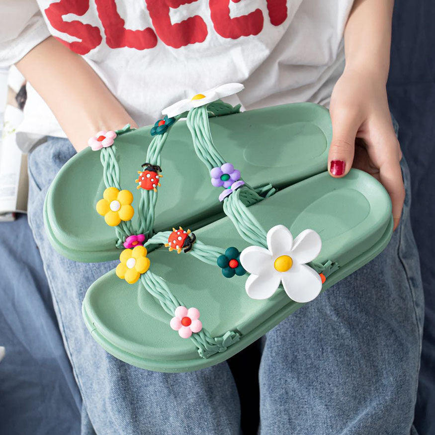 Sandalen mit Marienkäfer- und Blumendekor