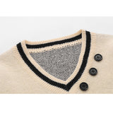 Pullover mit V-Ausschnitt, Knöpfen und Sternenmuster