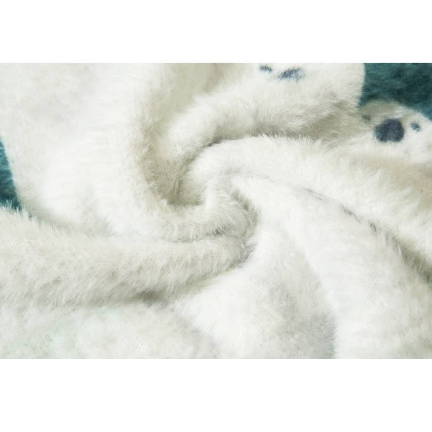 Maglione sfocato modello orso polare