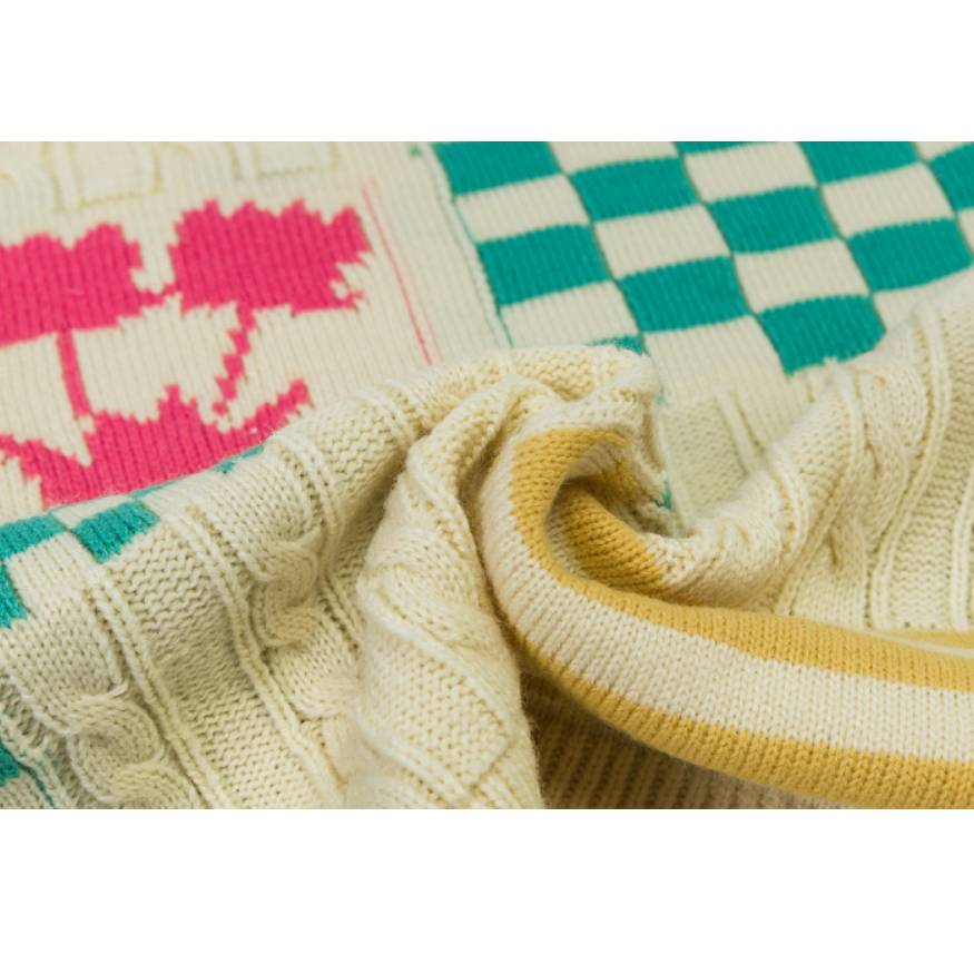 Suéter floral y con patrón de cuadros