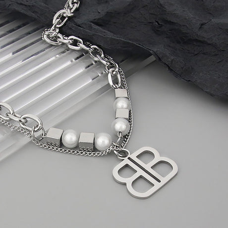 Halskette mit dem Buchstaben "B".