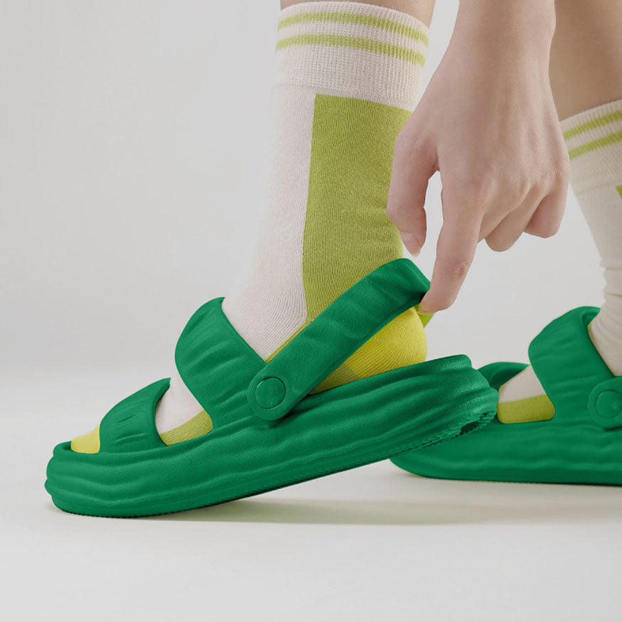 Sandalen mit pflanzlicher Textur